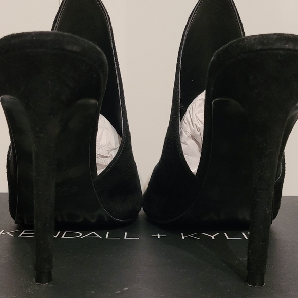 Kendal + Kylie Suede Black Toe Pump - Picture 5 of 6